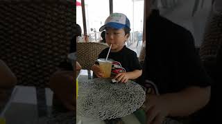 りんごジュース飲む２歳児