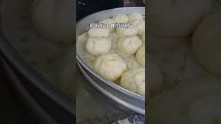 #谷關 #台中 必吃的平價包子：白冷肉包，包子皮是我吃過最Q的！內餡用的是大塊肉不是碎肉，調味又超棒👍🏻 真是登山、健行或去露營的好點心❤️ #台灣 #美食 #旅行 #包子 #中式料理 #肉包