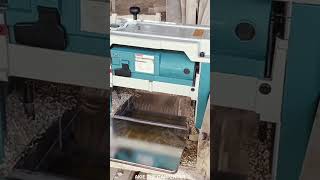 Watch the demo of the Makita 12 thickness planer 2012NB and learn how to use it I Akie The Carpenter