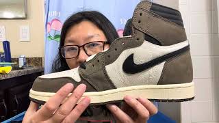 This is a pair FAKE air Jordan 1 shoes