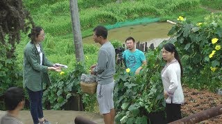 北京电视台在给秋子拍纪录片，三嫂和伯母在家做饭，非常热情好客