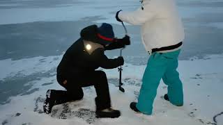 ice fishing🐟🐟🐟 lake Scugog. pagbubutas sa ice lake