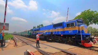 Dangerous Furious Diesel Train // Kolkata - Dhaka  Maitree express attacks Railgate  Emd Gt42