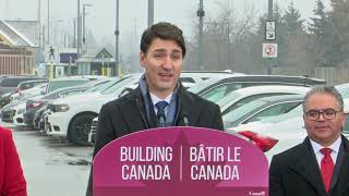 Le premier ministre Trudeau prononce une allocution à la gare de train GO de Maple