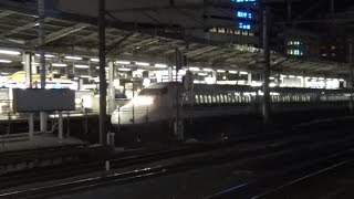 夜の名古屋駅に到着した東海道新幹線上り700系のぞみ