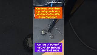 Mennyire pontos a pumpán lévő nyomásmérő?