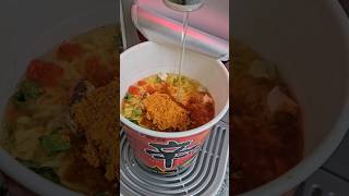 신라면 작은 컵과 참치마요 삼김 Shin Ramen cup noodles and triangular kimbap