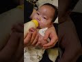 新米パパと一緒に哺乳瓶を持ってミルクを飲む赤ちゃん 生後2ヵ月 男の子baby みるく