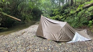 倒木だらけの野営地でチキンソテーを焼く　銀幕タープのカンガルースタイル