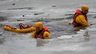 Masale brandweer inzet voor een persoon door het ijs gezakt + Zoektocht in het ijs in Oisterwijk(HD)