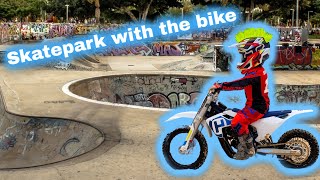 לקחנו את האופנוע החשמלי לסקייטפארק - we took the electric bike to the skatepark