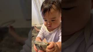 携帯の使い方に悩む生後10ヶ月　baby having trouble using cell phone