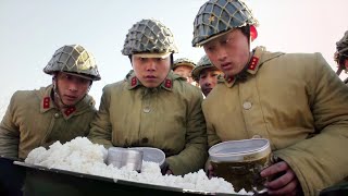 飢餓的日軍剛要吃飯，怎料定睛一看一顆砲彈竟然出現在眼前，瞬間爆炸！