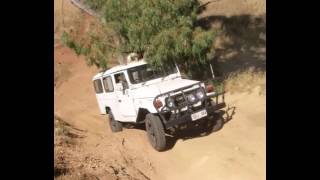 HJ47 troopy having a flex at Saunders Gorge