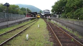 由布院駅の構内踏切から見たホームに停車する久大本線のキハ200系とキハ125形