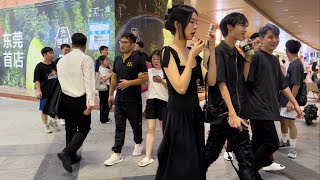 4k 街拍東莞 步行街的的美女逛街還不忘畫個口紅，street photography of beautiful women on the pedestrian street in Dongguan