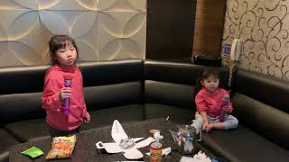 Connie7歲2個月-Queenie4歲一起去好樂迪Holiday KTV唱歌-2019年6月30日