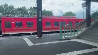 【185系】クラブツーリズムツアーにて　伊豆高原駅でキンメ電車と奥にひっそりロイヤルエクスプレス