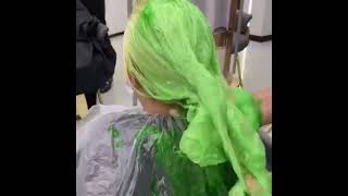 그녀의 머리색은 연두색 Her hair color is light green