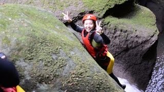 渓流でスリルと涼　大分・由布川峡谷キャニオニング