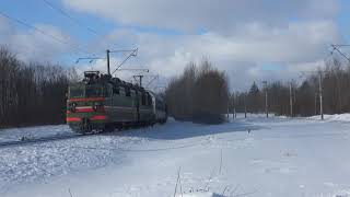 Магистральный грузовой электровоз ВЛ80С-2532 с составом из вагонов-автомобилевозов