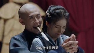 美女刺客主動送上門，小太監手把手握著教擲骰子，一旁的吃瓜群眾看呆了！