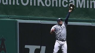 Kiermaier makes sparkling leaping catch