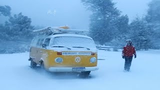 深夜大雪纷飞，一个人在床车里喝酒看雪，一觉睡到自然醒