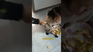 奶凶奶凶不让哥哥吃😀 #兄妹 #兄妹俩的日常生活 #奶凶奶凶的小可爱#funny #baby