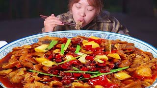 秋妹今天燉肥腸雞，麻辣鮮香肥腸入味太下飯了，兩個人吃的太安逸了！【顏美食】