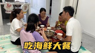 冒雨骑车去买海鲜 新红仪式感满满各种烹饪 大成操作让人笑不停