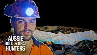 Rod & JC Discover A STUNNING Dinosaur Bone Preserved In Opal | Outback Opal Hunters Red Dirt Road