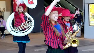 キレイなお姉さんたちの踊るブラスバンド 「THE RED CATS」 220102 ニューイヤーパレード @海老名ビナウォーク