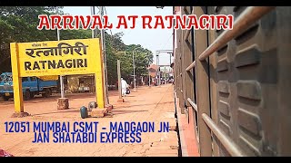 12051 MUMBAI CSMT - MADGAON JN JAN SHATABDI EXPRESS ARRIVAL AT RATNAGIRI / INDIAN RAILWAYS / KONKAN