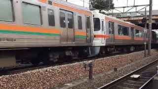 JR東海の211系と313系の6両編成が、静岡鉄道の桜橋駅付近を通過