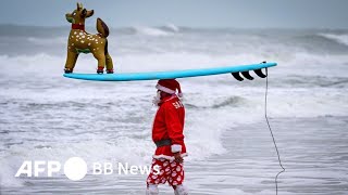 サンタは海からやって来た？🎅 米フロリダ州で恒例イベント（2024年12月撮影）