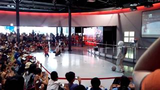 20130727_ボールを蹴るASIMO（日本科学未来館）