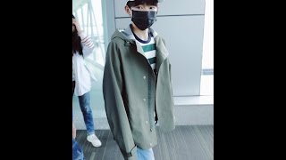 [Fancam] Vương Nguyên ôm đống thư tình của fan :))