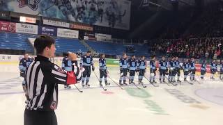 Rozhodčí zazpíval státní hymnu místo zpěvačky a sklidil potlesk fanoušků!