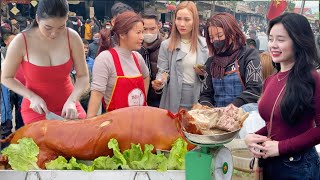 witnessed hundreds of people fighting to buy roast pork at the festival because it was so delicious