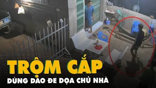 Bị phát hiện leo rào trộm xăng, nhóm thanh niên dùng dao dọa chủ nhà