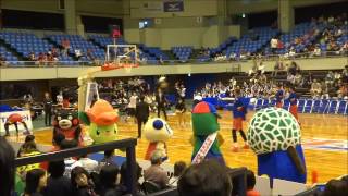 熊本ヴォルターズ試合前にゆるキャラ達と応援練習