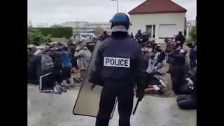 french police pushing borders