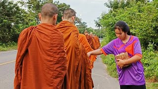 พระภิกษุสงฆ์วัดบ้านเก่าบ่อ  ออกรับบิณฑบาตเช้าวันนี้ที่สายบ้านโพนแพง  อำเภอหัวตะพาน จังหวัดอำนาจเจริญ