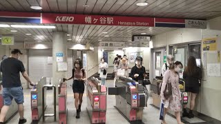 列車が来るたびに突風が吹き荒れる京王線幡ヶ谷駅の改札口の風景