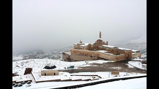 Tarihi İshak Paşa Sarayı beyaza büründü