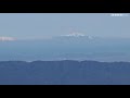 遠くの山の上に雪の壁？　三重の山頂から蜃気楼見える