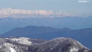 遠くの山の上に雪の壁？　三重の山頂から蜃気楼見える