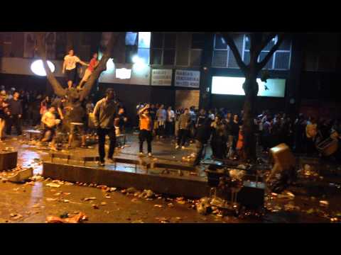 Brasileiros e argentinos travam briga com garrafadas na madrugada