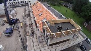 Montage van de kappen bij blok 1   46 woningen \